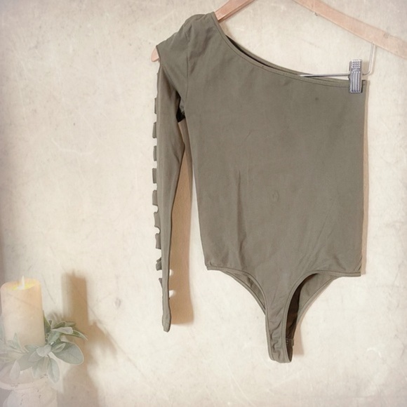 NWOT Bebe One Shoulder Army Bodysuit Top - Picture 5 of 5